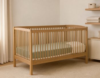 Chambre de bébé douce et lumineuse avec un lit sécurisé, des rideaux occultants et une décoration minimaliste apaisante.