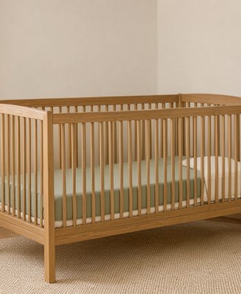 Chambre de bébé douce et lumineuse avec un lit sécurisé, des rideaux occultants et une décoration minimaliste apaisante.
