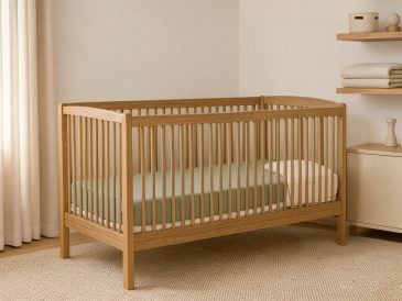 Chambre de bébé douce et lumineuse avec un lit sécurisé, des rideaux occultants et une décoration minimaliste apaisante.
